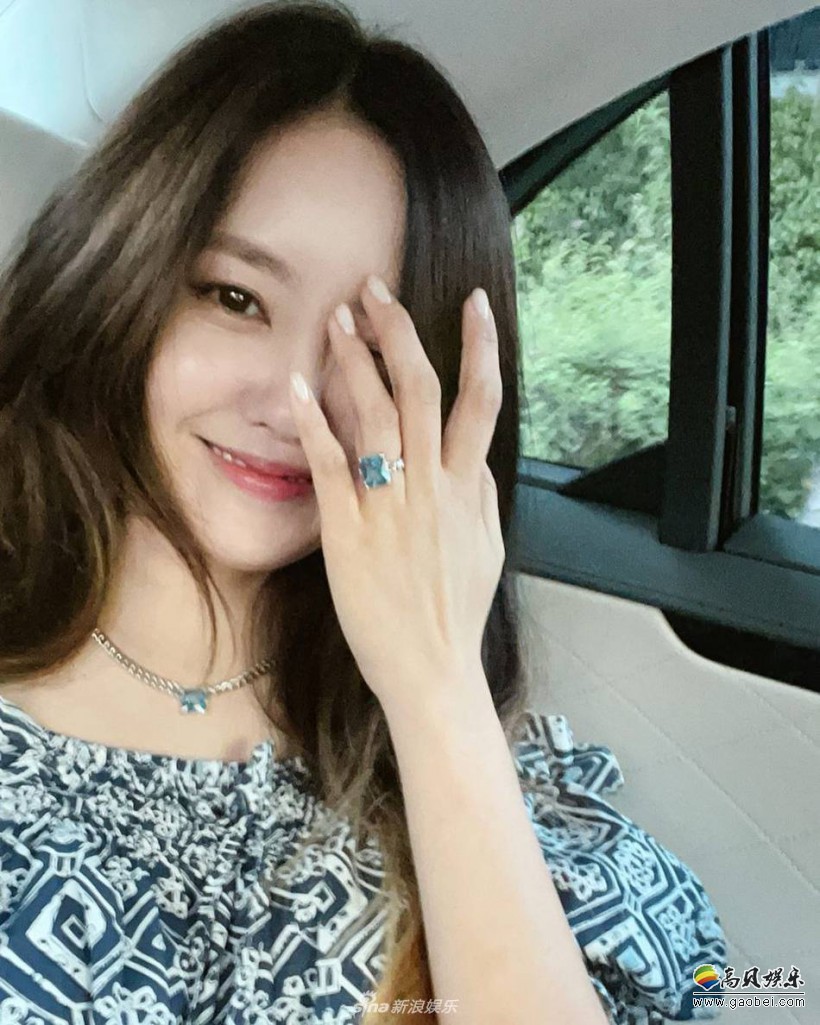 朴孝敏社交平台晒照，配文“好消息”照片中她晒出左手无名指的宝石戒指