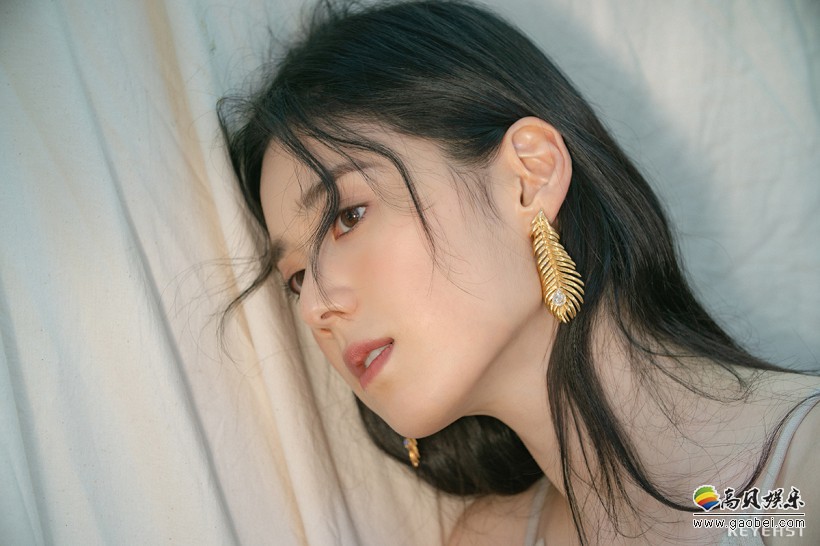 郑恩彩参演哪部影片作为演员出道？在哪年发布专辑正式以歌手身份出道？
