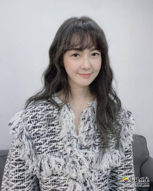 李枖原近日留言并发布一组她不久前为某杂志最新一期拍摄写真时的现场照