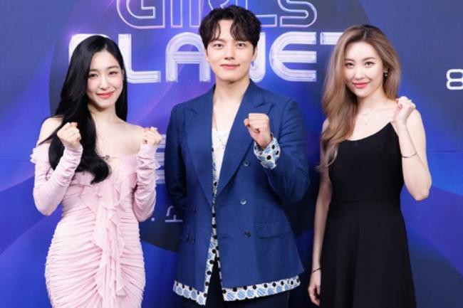 宣美、Tiffany、吕珍九出席Mnet选秀节目《GIRLS PLANET 999》发布会