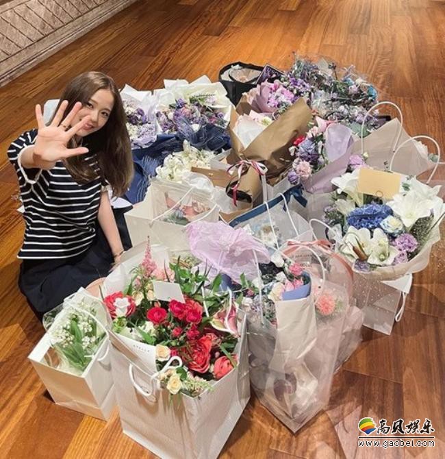 BLACK PINK成员JISOO发布站在花束前照片，纪念BLACK PINK出道五年
