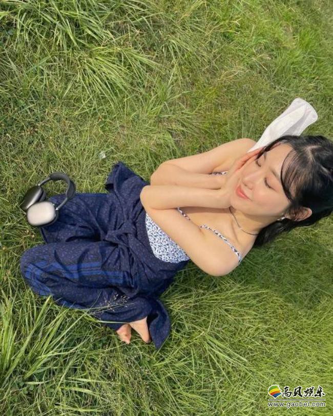 少女时代Tiffany(黄美英)近日发布近照，以其出众美貌吸引广大粉丝的目光