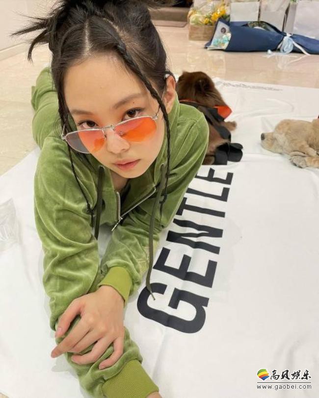 BLACKPINK成员JENNIE近日发布近照，以她独特魅力吸引广大粉丝们目光