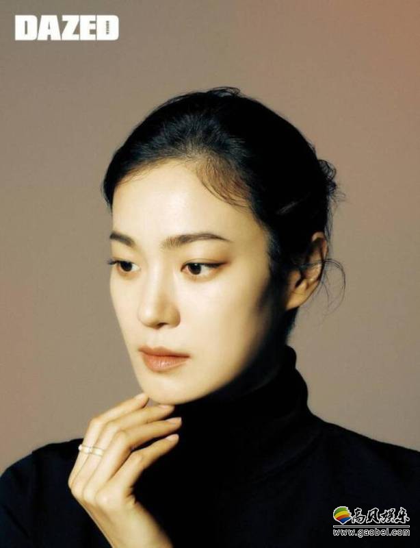 玉子妍近日受邀为某杂志最新一期拍摄写真，整体透露出端庄得体的时尚感