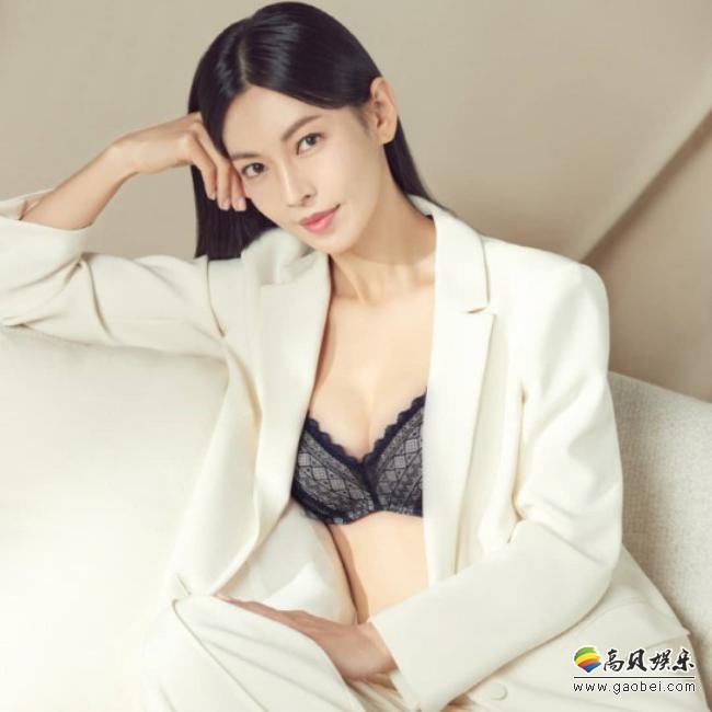 金素妍发布为代言内衣品牌拍摄最新宣传照，职业套装＋性感内衣惊艳眼球