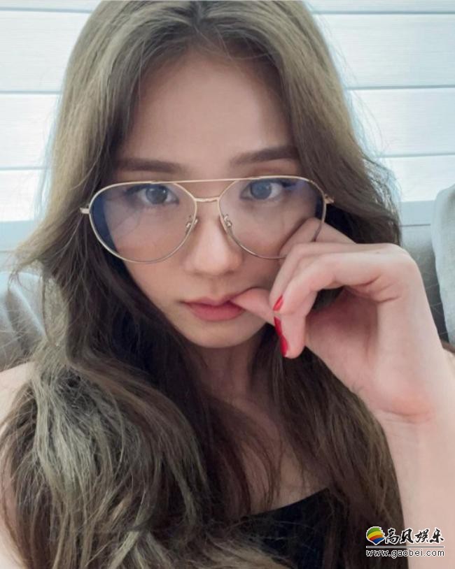 BLACKPINK成员JISOO发布近照：新发色＋太阳镜，吸引广大粉丝们目光