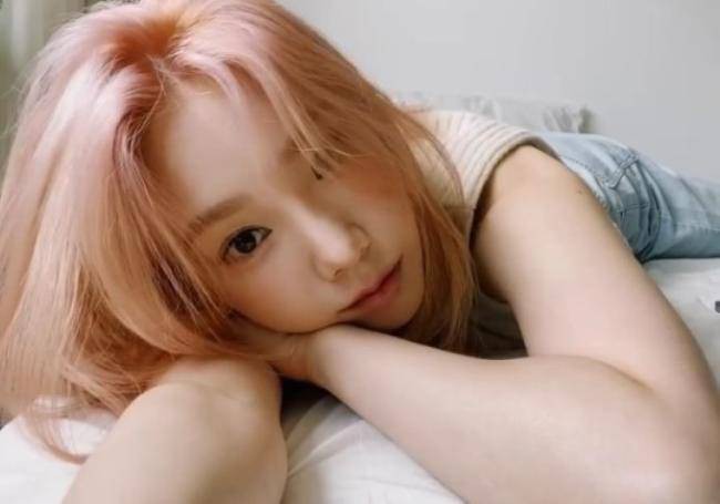 少女时代成员泰妍近日在SNS发布一组近照，以其出众美貌吸引了粉丝目光