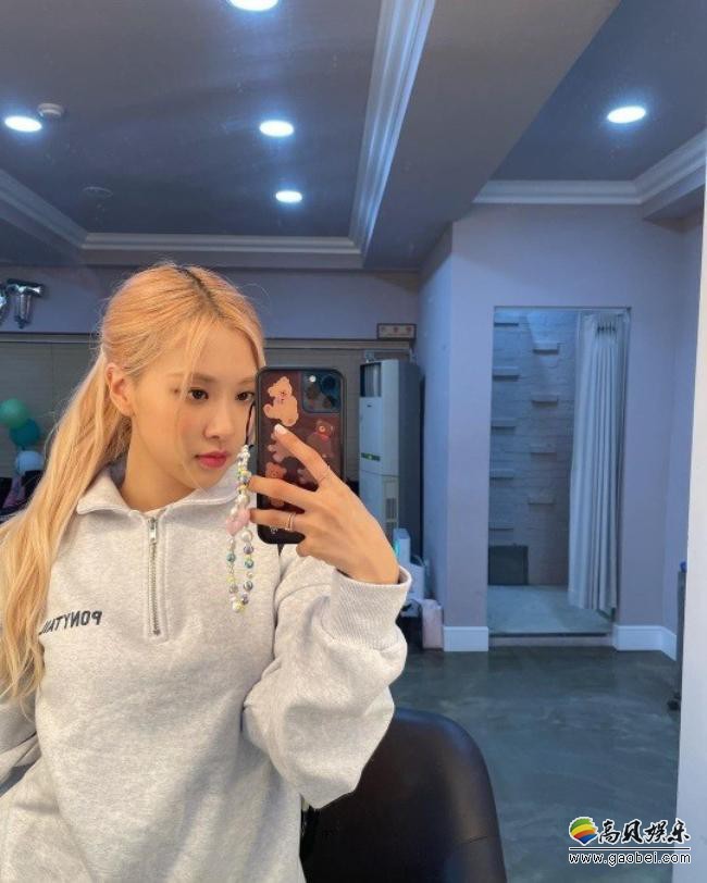 BLACKPINK成员ROSÉ近日发布一组近照，以其可爱迷人魅力吸引粉丝目光