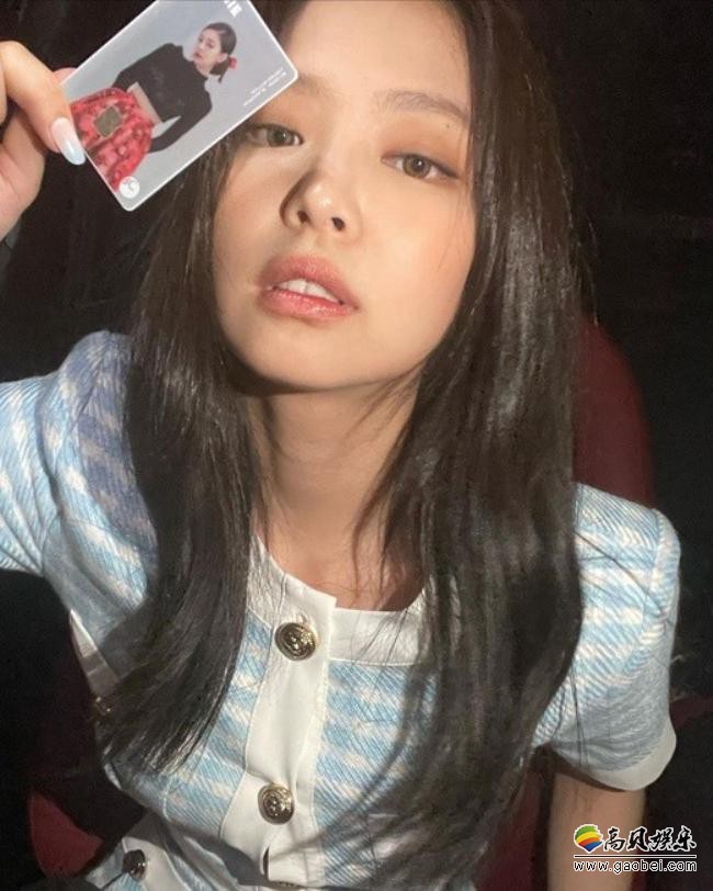 BLACKPINK成员JENNIE近日在SNS发布一组近照，吸引广大粉丝惊艳目光