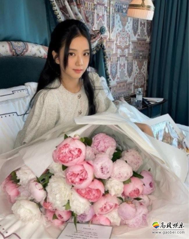 BLACKPINK成员JISOO发布广告拍摄现场照，端坐花朵间人与花相互映衬