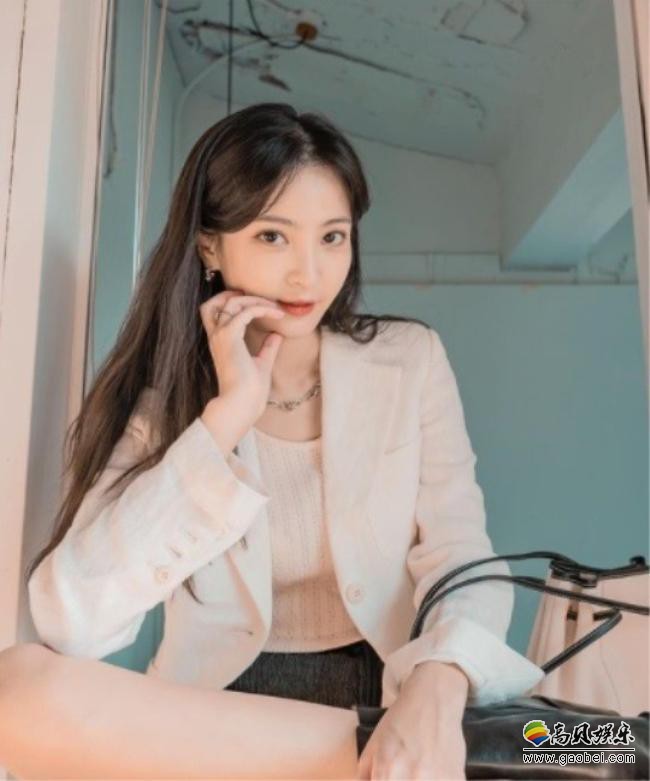 郑彗星近日在SNS发布一组近照，以其出众的优雅美貌吸引了广大粉丝目光