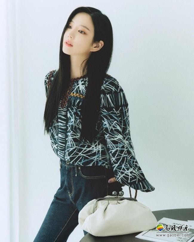 李侑菲近日在SNS发布一组近照，职场女精英知性打扮，展示了其修长美腿