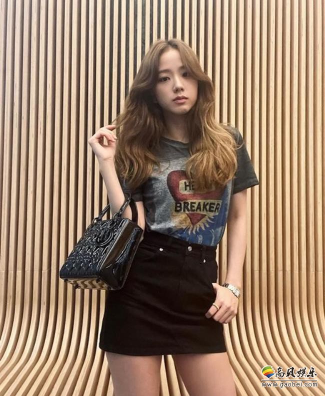 BLACKPINK成员JISOO发布近照，出众美貌和完美比例身材吸引粉丝目光