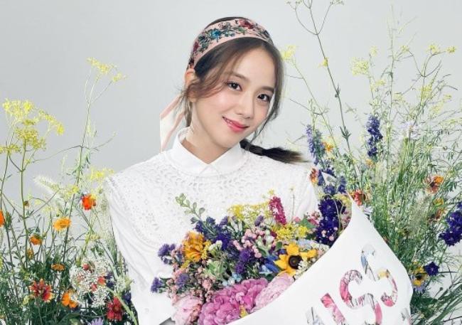 BLACKPINK成员JISOO发布杂志写真拍摄现场照，手捧花束映衬美丽气质