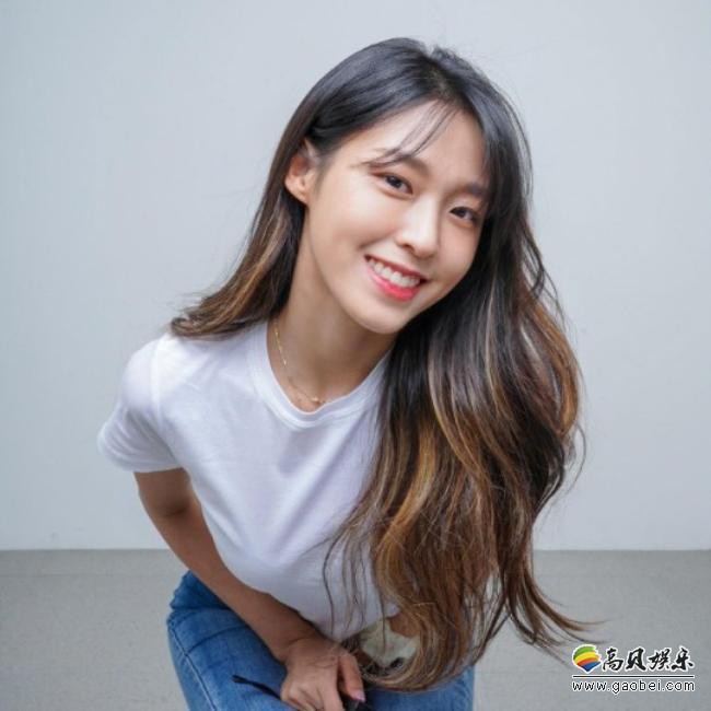 AOA成员雪炫近日发布一组近照：白衫牛仔裤打扮！展示出众清纯美貌气质