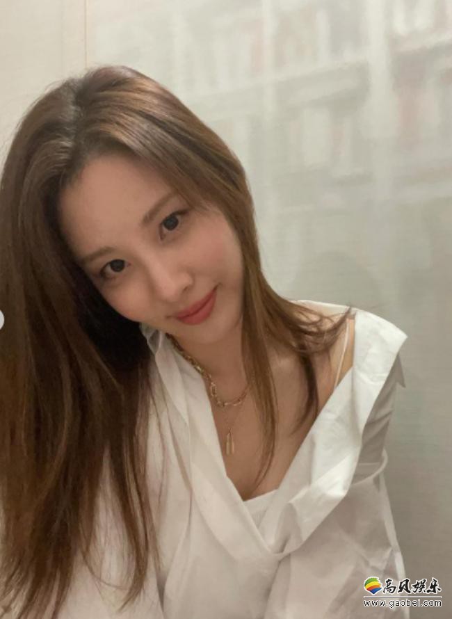 徐贤近日在SNS发布一组近照，宽松衣着休闲打扮展示出特有清纯性感魅力
