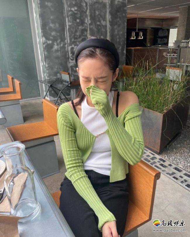 BLACKPINK成员JENNIE近日发布近照，以其出众美貌吸引广大粉丝们目光