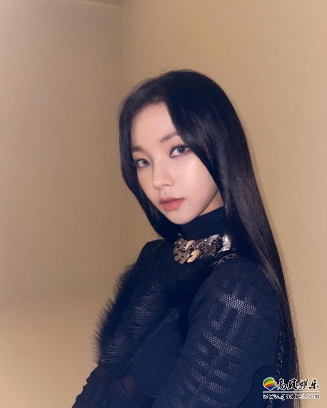 aespa官方近日发布成员KARINA近照，女神级容颜＋黑长直秀发惊艳眼球