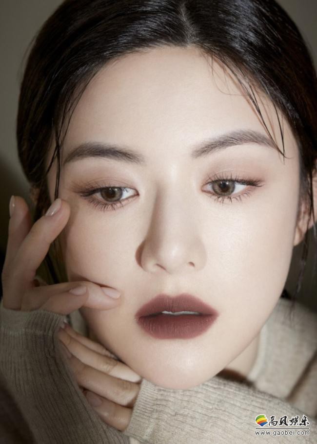 高允贞一组最新美妆写真近日在网上曝光，完美气质吸引了广大粉丝的目光
