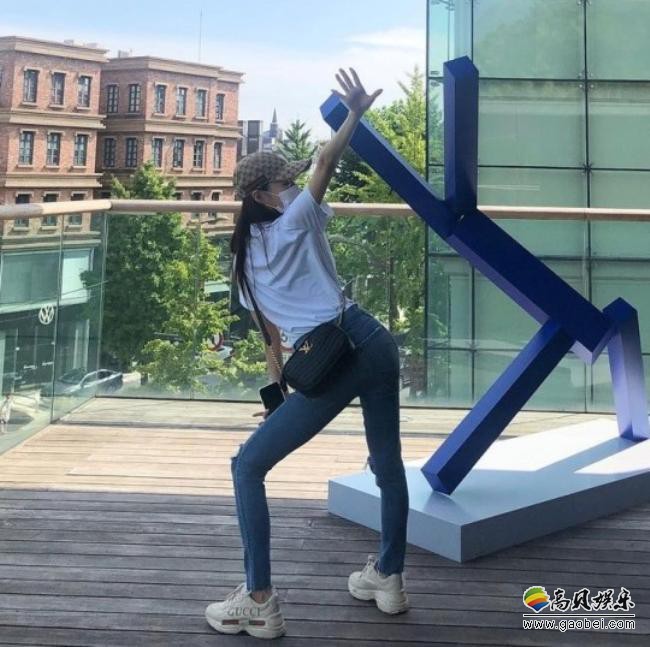 金请夏近日在SNS发布一组近照，口罩遮面日常休闲打扮吸引广大粉丝目光
