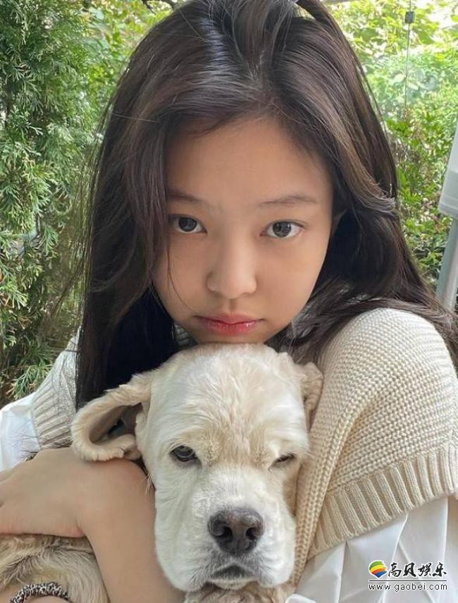 JENNIE近日在SNS发布与家中宠物犬合影，温馨感画面吸引广大粉丝目光
