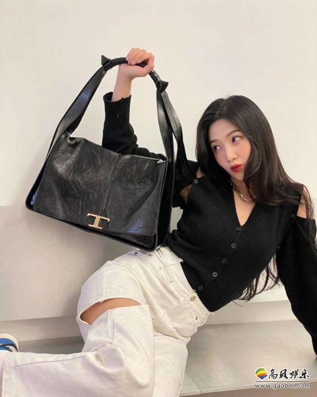 Joy近日留言“最近的最爱”并发布近照，以其出众美貌吸引广大粉丝目光
