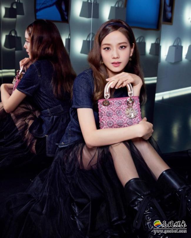 JISOO近日在首尔某百货店出席代言品牌宣传活动，专业化时尚感油然而生