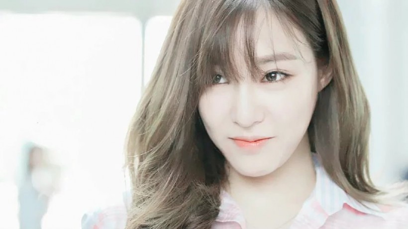 Tiffany黄美英哪年跟随所属女团正式出道？她为何拥有“美丽笑眼”之称？