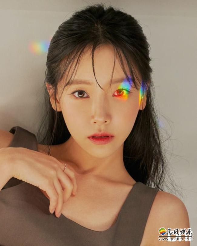 千怡瑟一组最新杂志写真近日在网上曝光，自身清纯模样吸引广大粉丝目光