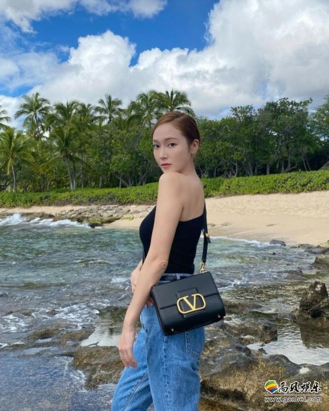 Jessica近日在SNS发布近照，看似随意的摆出时尚造型，吸引广大粉丝目光