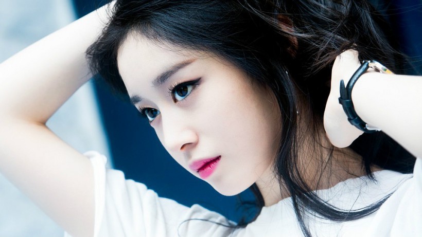 Ji Yeon朴智妍哪年参加模特大赛获得银奖？并以哪个女团成员身份出道？