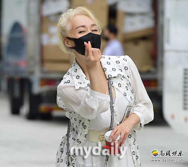 女艺人朴海美来到SBS电视台，出演了SBS电台《朴河宣的Cinetown》节目