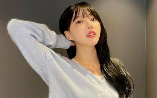 gfriend成员yerin近日发布一组近照,以其完美比例身材吸引广大粉丝