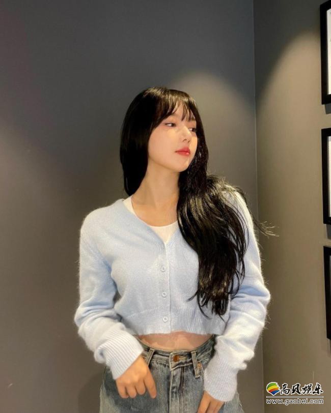 gfriend成员yerin近日发布一组近照,以其完美比例身材吸引广大粉丝