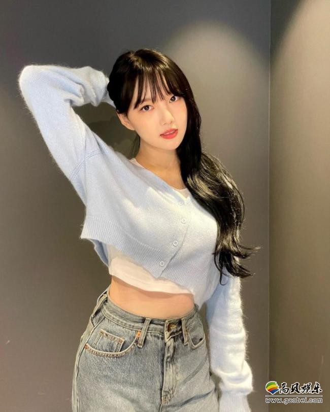 gfriend成员yerin近日发布一组近照,以其完美比例身材吸引广大粉丝