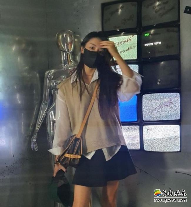 郑裕美近日在SNS发布一组近照，口罩＋短裙造型，吸引了广大粉丝的目光