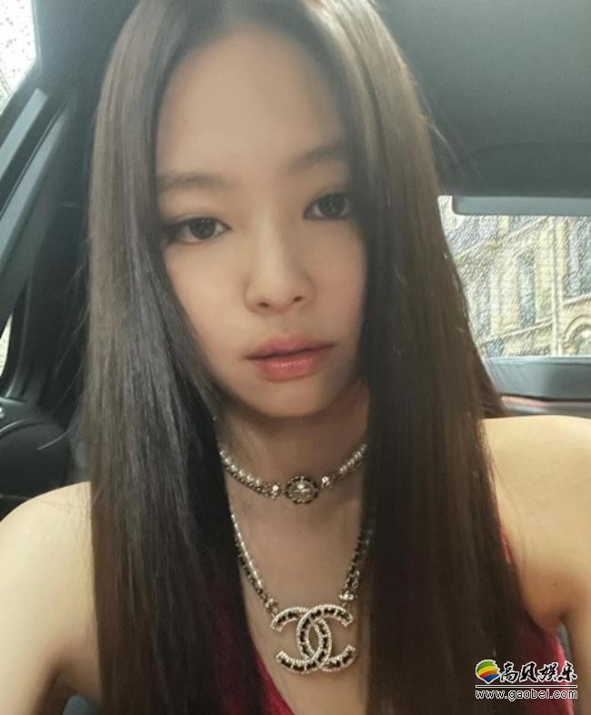 BLACKPINK成员JENNIE近日在SNS留言发布一组近照，吸引广大粉丝目光