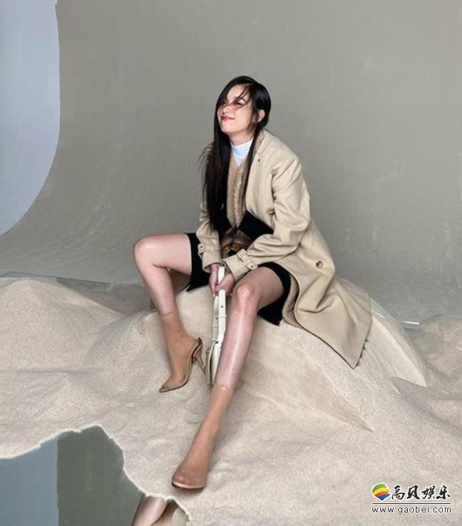 韩孝周近日发布杂志写真拍摄现场的照片，大秀美腿造型吸引广大粉丝目光