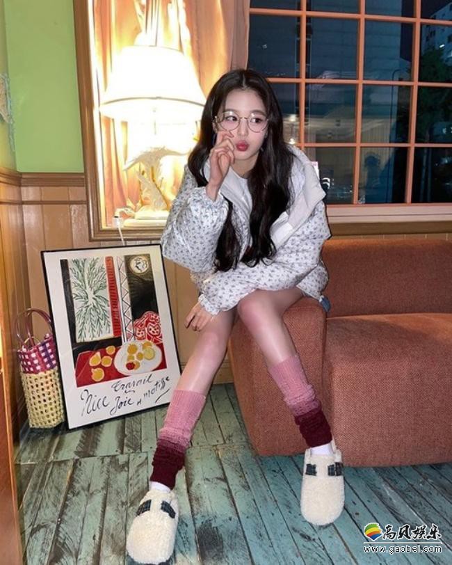 张员瑛近日在SNS发布近照，以其修长性感的美腿，吸引了广大粉丝们目光