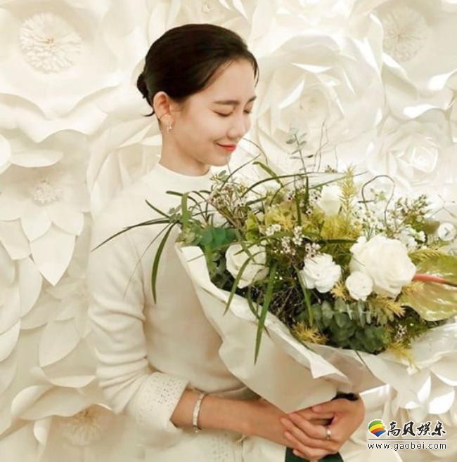 申贤彬近日发布一组近照，以其出众美貌与不俗气质吸引了广大粉丝的目光