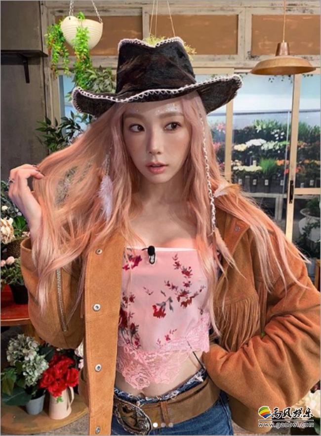 少女时代泰妍发布牛仔女郎主题近照，难得一见的造型吸引广大粉丝们目光
