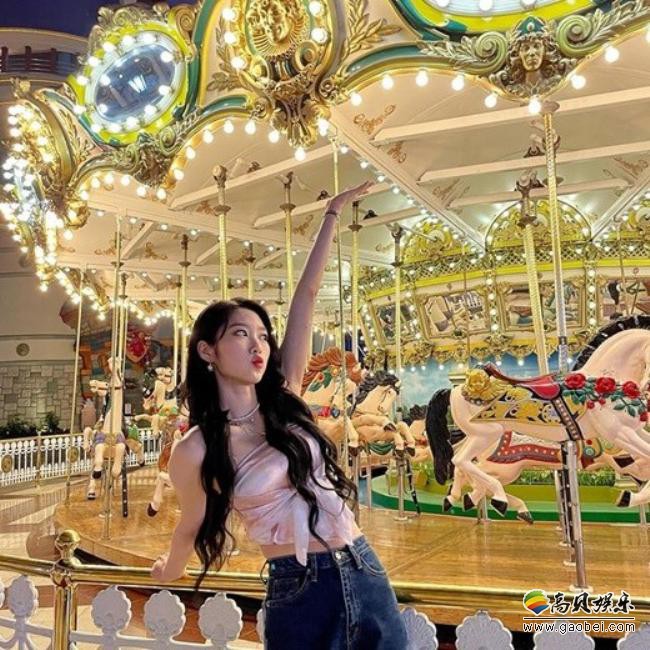 OH MY GIRL金祉呼近日发布一组近照，以其出众美貌吸引了广大粉丝目光
