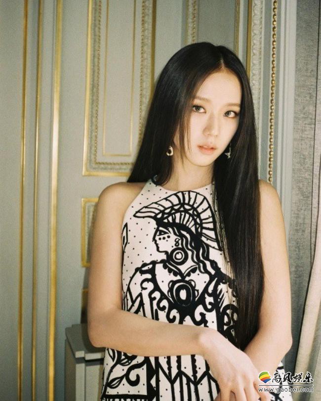 BLACKPINK成员JENNIE近日发布一组近照，以其出众美貌吸引粉丝的目光