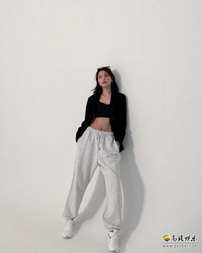 少女时代崔秀英近日留言并发布近照，展示其完美比例身材！吸引粉丝目光