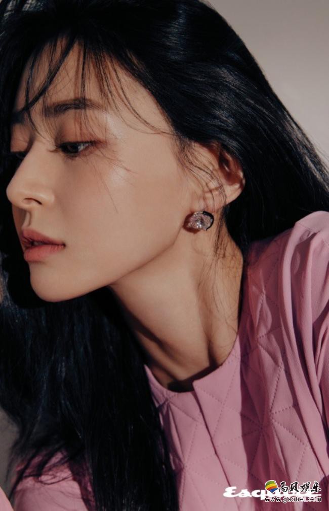 权娜拉为某杂志最新一期拍摄写真照，简单素雅打扮出镜，宁静氛围感拉满