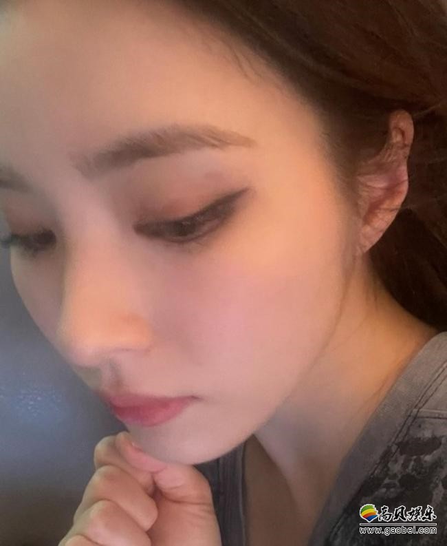 申世景近日发布一组近照，以其出众的美貌与气质吸引了广大粉丝们的目光