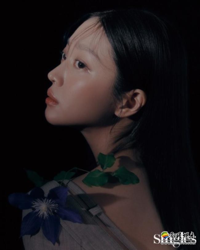 曹宝儿最新杂志写真近日在网上曝光，幽静朦胧感色调吸引广大粉丝们目光