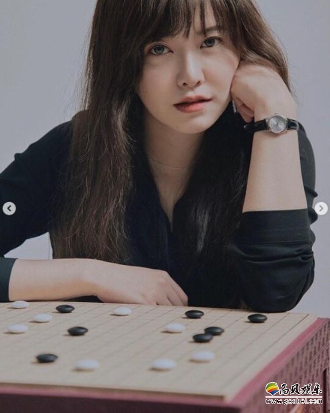 具惠善近日发布一组此前未公开杂志写真，美女＋围棋主题吸引了粉丝目光