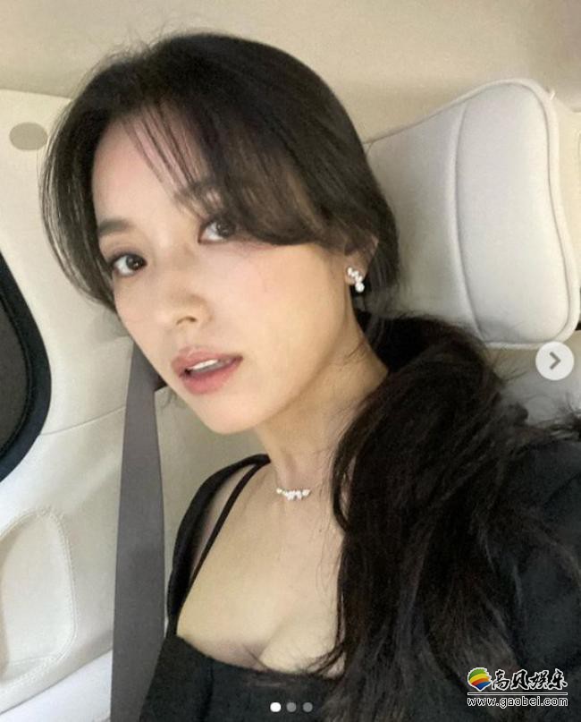 韩孝周近日发布数张近照，展示其出众美貌和完美比例身材！以及修长美腿