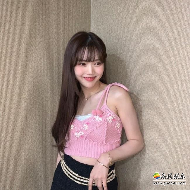 oh my girl成员崔效定近日发布近照，以其出众美貌吸引了广大粉丝的目光